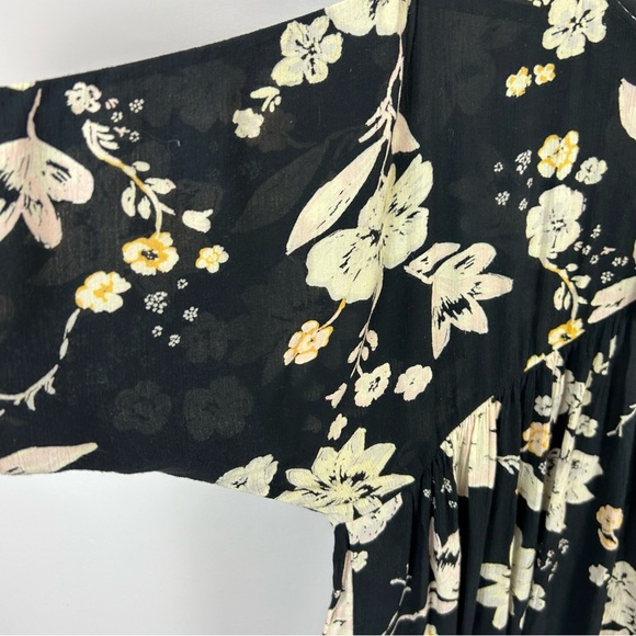 Billabong Black and Cream Bishop Sleeve Floral Oversized Tunic Size Medium - Picture 5 of 9